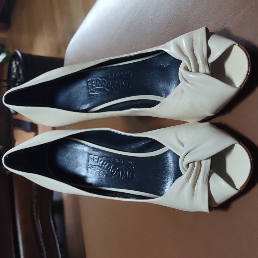 Salvatore Ferragamo leather size 10 classic heels. Beautiful knot front,amazing!